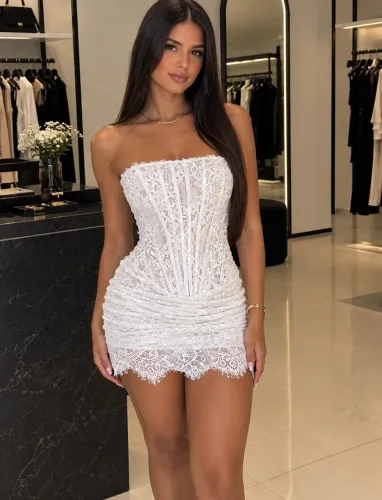 Vestido Branco Curto de Renda com Corset