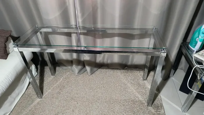 Aparador e mesa de de canto, tampos de vidro com estrutura em aço cromado
