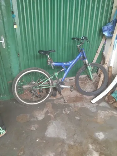 Vende-se uma bicicleta 