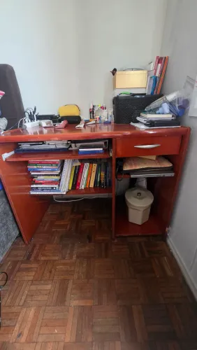 Escrivaninha em bom estado