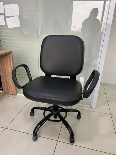 Cadeira de Escritório Giratória Preta com Braços e Regulagem de Altura