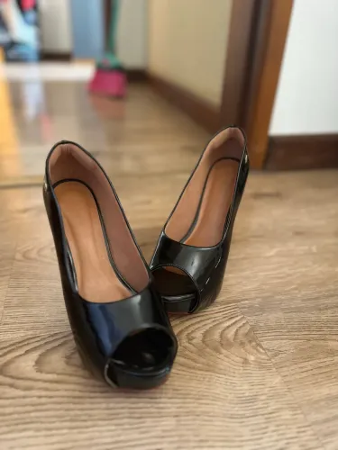 Salto fino com sola vermelha 