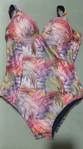 Maiô feminino, semi usado, numeração 44, não possui alça ajustável, estilo tropical rosa