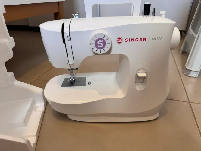 Máquina de costura compacta Singer
