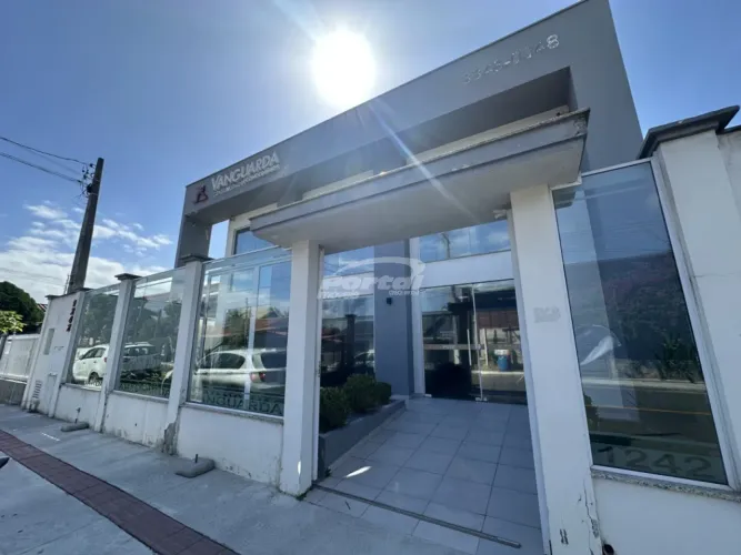 Excelente loja comercial disponível para locação no Centro de Balneário Piçarras (cod 2325