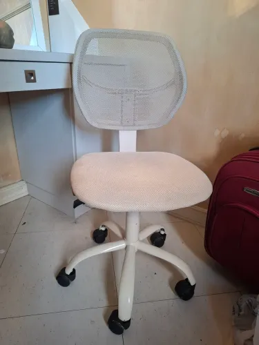 Cadeira de Escritório bege com rodinhas