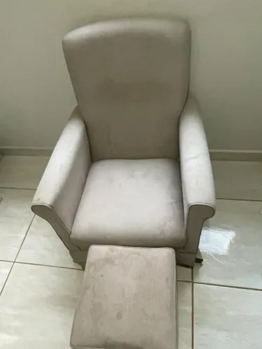 Berço com colchão e cadeira de amamentação com puf. 