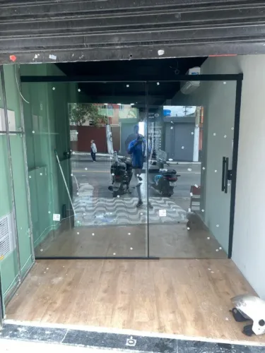 Porta Comercial de vidro Instalada 2,10 por 3,10