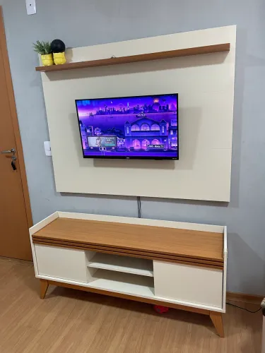 Rack Ripado 2 Portas com Painel para TV 50 Polegadas Astúrias 136cm