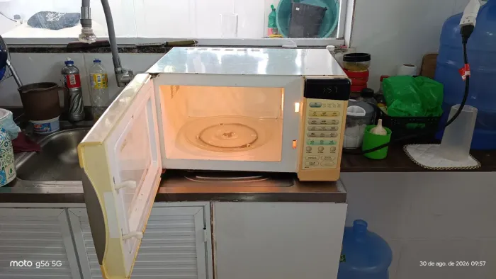 Microondas Eletrolux 21 litros super conservado.