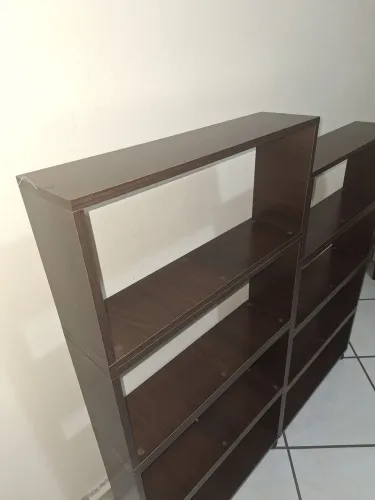 Estante de nichos com rodinhas.