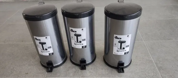 Kit com 3 Lixeiras 20L Inox Preta - Pedal e Tampa Antiodor