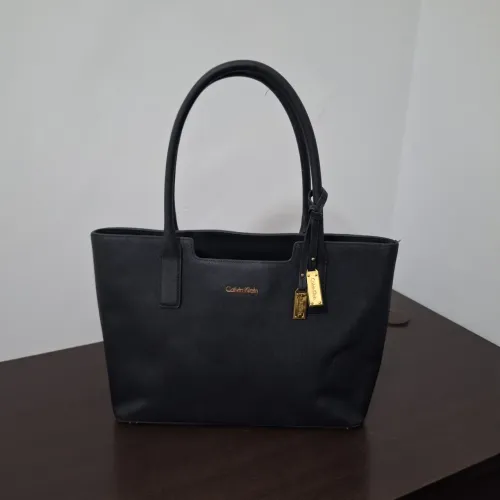 3 Bolsas femininas de couro Calvin Klein e outras