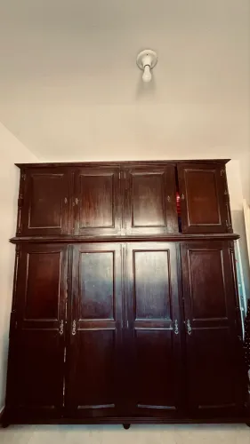 Guarda-roupa antigo de Canela Maciça - centenário