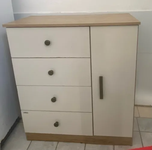Cômoda com 4 gavetas e porta(usada)