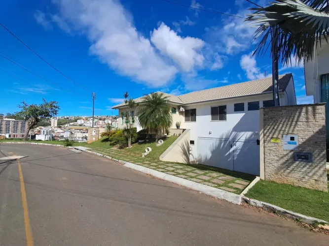 Casa de condomínio para venda possui 389 metros quadrados com 4 quartos