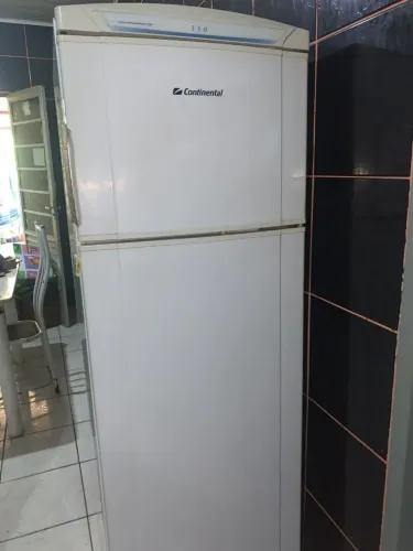 Vende-se um geladeira com defeito no motor para retirada de peças ou pra quem quiser ajeit