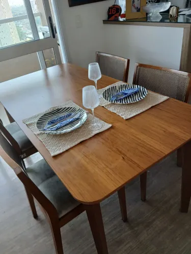 Mesa em madeira tauari