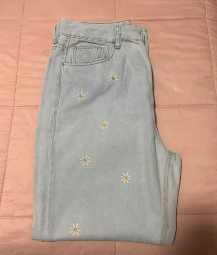 Calça jeans clara com bordado