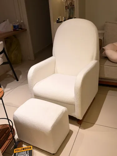 Poltrona de Amamentação no Buclé Cru com puff