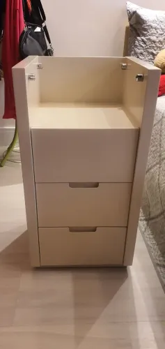 Mesa de cabeceira em MDF laqueada