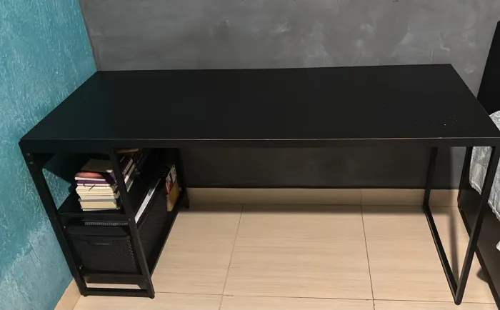 Mesa de Escritório Estilo Industrial Preta com Prateleiras
