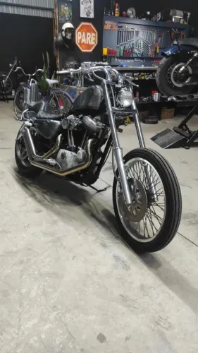 Harley customizada 883