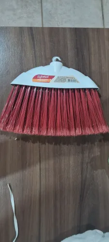 Vassoura com cabo na promoção 