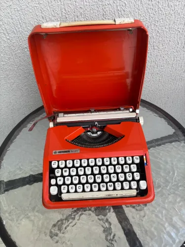 Máquina de escrever antiga Hermes Baby