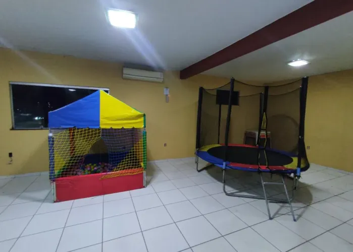 Pula pula+casinha de bolinha só100$ os 2 o aluguel 