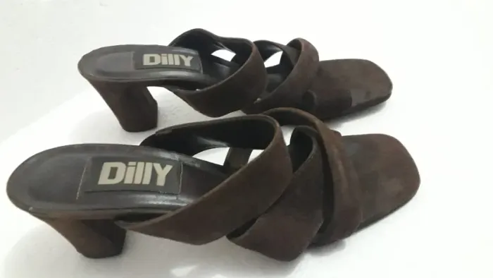 Bonito tamanco da Dilly em camurça marrom café nº 34 bem conservada