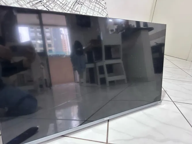 Vendo TV para retirar peças