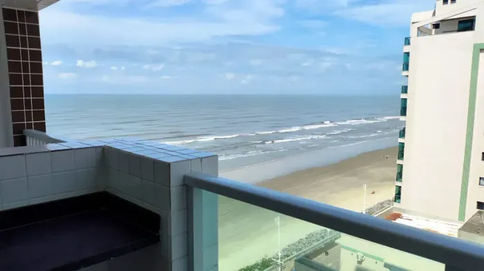 APARTAMENTO PRONTO PARA MORAR PÉ NA AREIA 02 QUARTOS 71M² VISTA MAR NO CENTRO DE MONGAGUÁ