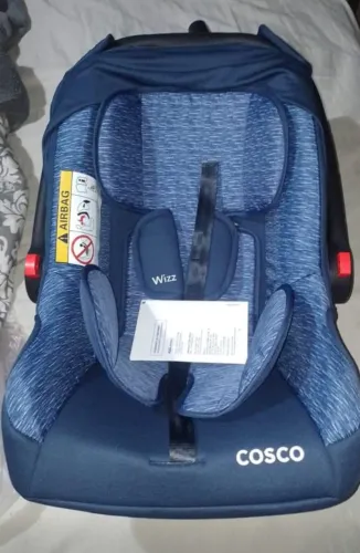 Carrinho de bebê com bebê conforto