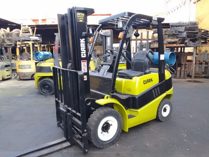 EMPILHADEIRA CLARK C25L 2.500Kg TORRE 4800mm COM DESLOCADOR LATERAL