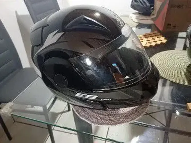 Vende-se um capacete preto marca E8 fast n.58