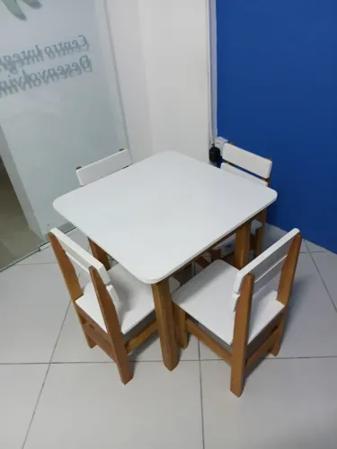 Mesa com 4 cadeiras de madeira infanti