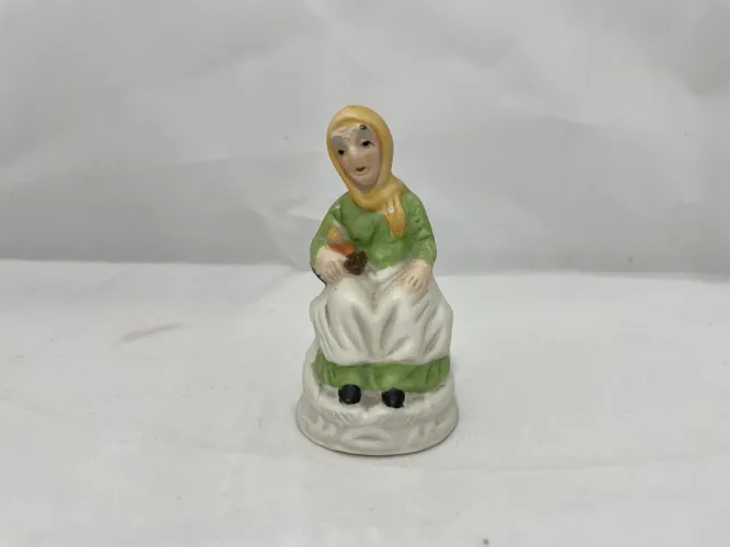 Decoração Escultura Idosa com Cesta de Frutas