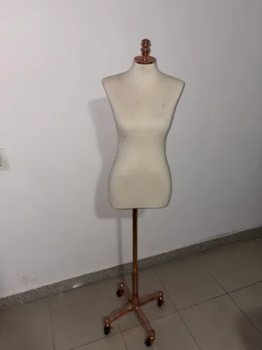 Manequim Feminino com Base Rose Gold e Rodízios