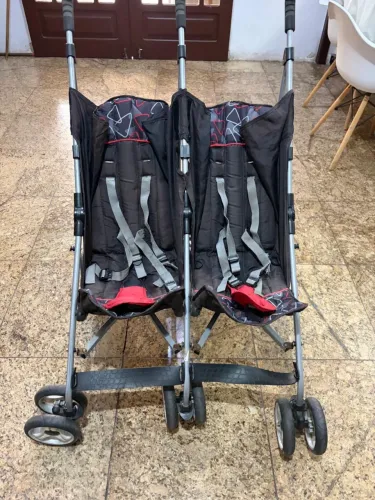 Carrinho de bebê gêmeos/irmãos de idade próxima 