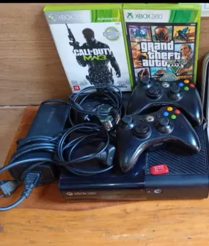 Xbox 360 bloqueado LT 3.0 com 2 controles com fio e também com 2 jogos originais
