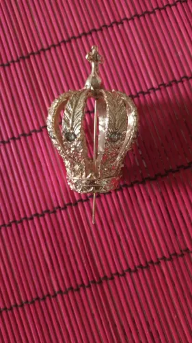 Coroa Dourada linda de NS Aparecida forte pesada 78 gramas metal 10cm cravejada pedrarias.