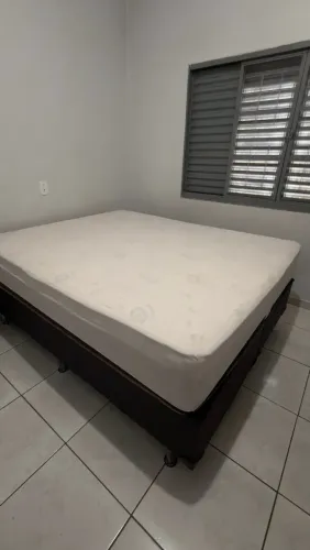 CAMA DE CASAL COM BASE ESTOFADA E COLCHÃO
