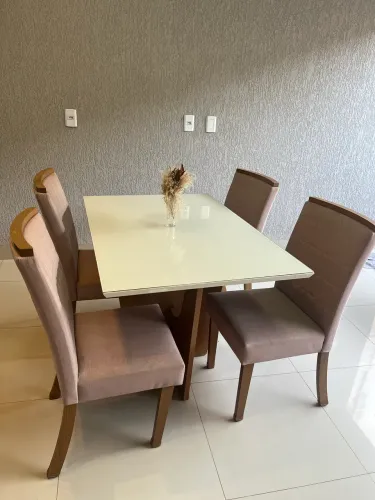 Conjunto mesa com tampo de vidro e 4 cadeiras