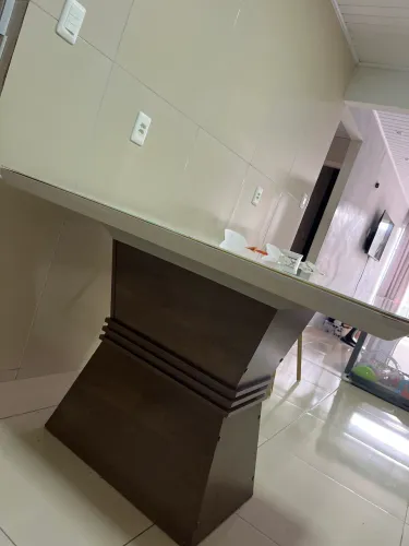 Mesa com tampa de vidro para quatro cadeiras 