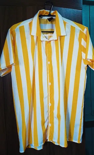 Camisa de botão amarela