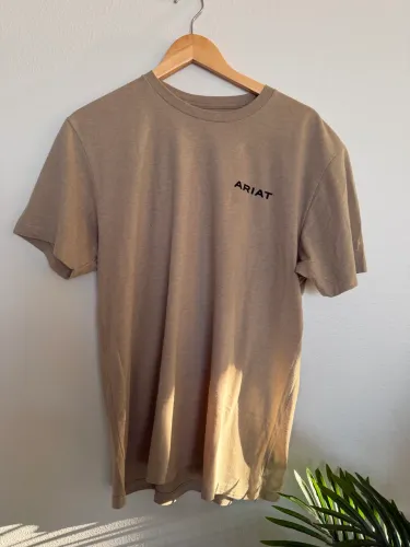 Camiseta importada Ariat - tamanho americano L