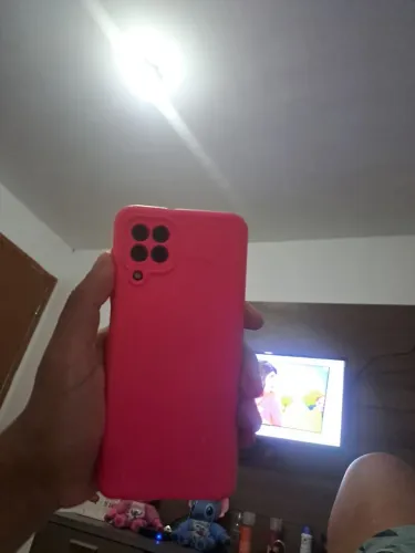 Samsung a 22 tela um pouco trincada mais não interfe em nada pega perfeitamente 