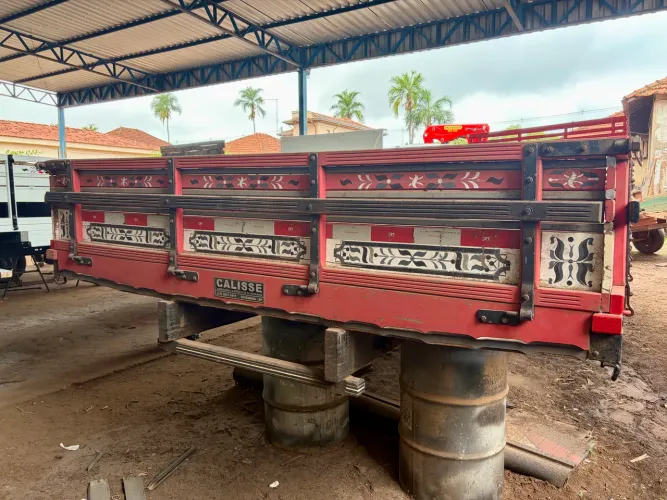 Carroceria Mercedes bicudo 8 metros