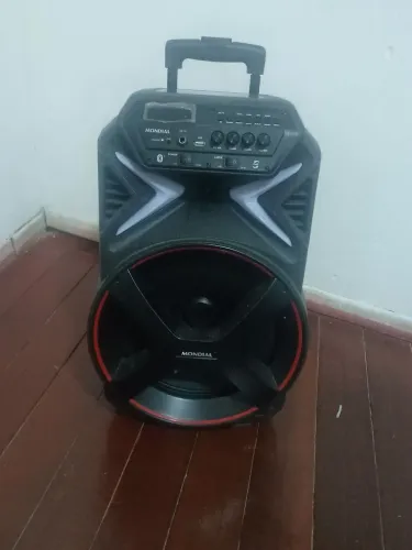 Caixa de som mondial via bluetooth ótimo estado seminova com as luzes funcionando e só crt